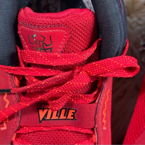 Adidas D.O.N. Issue 3 Louisville Cardinals

Basketball Shoes Red